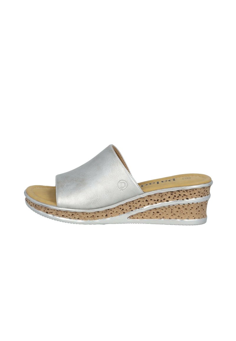 Zilveren instapsandalen met een gestructureerd metallic bovenwerk, kurkachtige wigzool en een glad voetbed. Voorzien van een reliëflogo aan de zijkant.