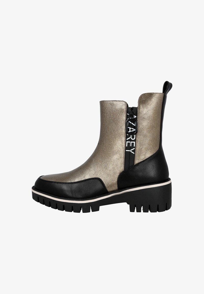 Botines metálicos en dorado y negro con suela gruesa, cremallera lateral y acabado texturizado. Cuenta con una pestaña en la parte posterior para facilitar su uso.