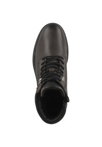 Mørkegrå læderstøvle med rund tå, snørebåndsdesign og polstret krave. Features metaløjer og en struktureret overflade.