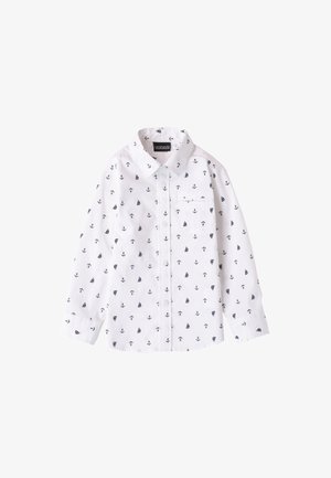 Camisa blanca de botones con un estampado náutico que presenta anclas y veleros en azul marino, mangas largas y un solo bolsillo en el pecho.