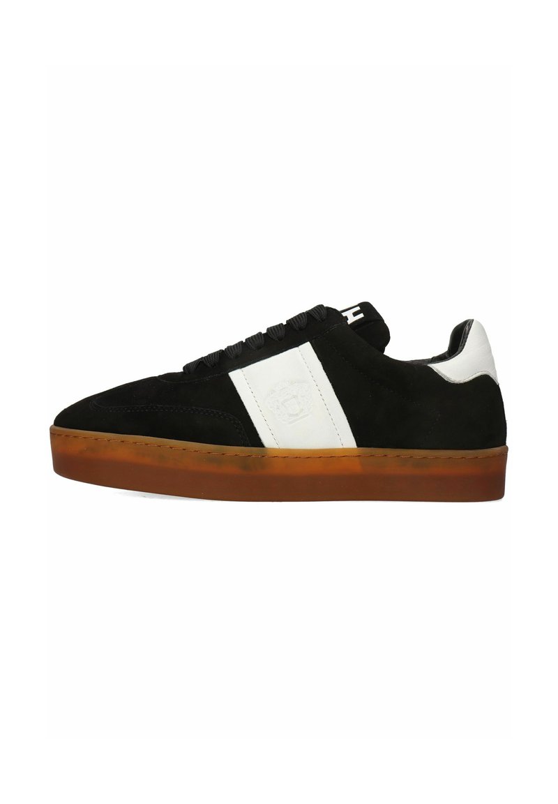 Schwarze Wildledersneaker mit einem weißen seitlichen Streifen, runder Zehenpartie, strukturiertem Gummisohle und schwarzen Schnürsenkeln. Auffälliges Logo an der Seite.