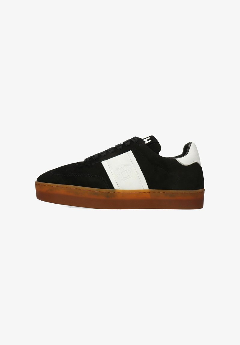 Sorte ruskinds sneakers med en hvid sideliste, rund tå, tekstureret gummisål og sorte snørebånd. Bemærkelsesværdigt logo på siden.