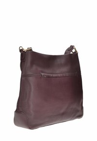 Borsa in pelle bordeaux con finitura testurizzata, dotata di una tasca piatta frontalmente, di una tracolla ampia e di accessori in tonalità oro.
