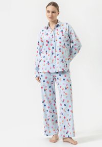 Ensemble de pyjama bleu clair avec des manches longues et un pantalon, orné d'un motif de macarons multicolores. Tissu doux avec une coupe décontractée et un design à boutons.