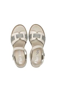 Sandalias beige con una amplia tira de diseño trenzado y acentos de strass plateados. Estilo de punta abierta con una plantilla acolchada.