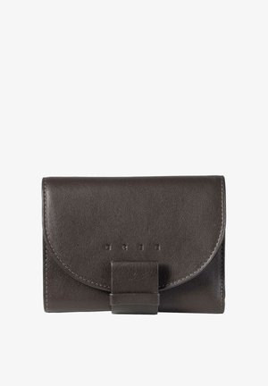 Rjava usnjena denarnica z zaobljeno zaponko, majhnim zaponkom in vtisnjeno blagovno znamko. Gladek videz z vidnimi šivi.