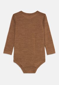 Smeđi dugorukavi bodi za bebe s okruglim izrezom, izrađen od mekane teksturirane tkanine, prikazan u ravnom položaju s stražnjom stranom okrenutom prema gore.