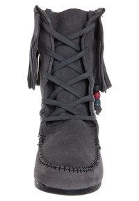 Grijze suède enkellaars met vetersluiting, franjes en decoratieve kralen op de veters. Voorzien van een ronde neus en gestikte randen.