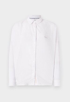 Hvit skjorte med lange ermer og lyseblå vertikale striper, knappefront og krage; har en liten logo på venstre bryst.