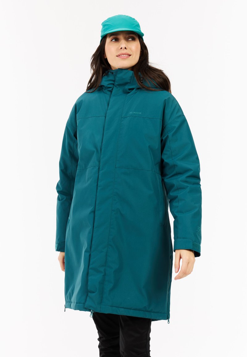 Chaqueta larga turquesa hecha de un material liso e impermeable, con un cuello alto, bolsillos con cremallera y mangas largas.