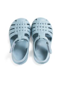 Sandales en plastique moulé bleu avec un design supérieur en tissage, bout ouvert, bandeau au talon et semelle intérieure texturée. Construction globalement légère.