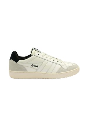 Baskets en cuir blanc avec des accents en daim gris, un talon noir, trois bandes blanches horizontales sur le côté, et un logo sur le flanc.