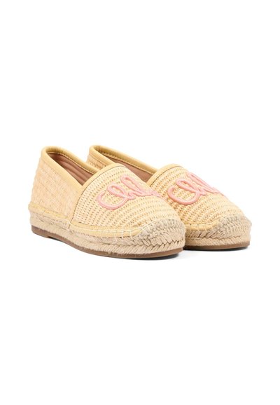 Coppia di espadrillas basse beige intrecciate con suole in corda e testo ricamato in corsivo rosa sulla parte superiore.