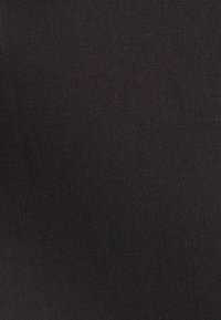 Dunkelgrauer Stoff mit feiner, dicht gewebter Textur und dezentem diagonalen Muster, das eine glatte, gleichmäßige Oberfläche schafft.