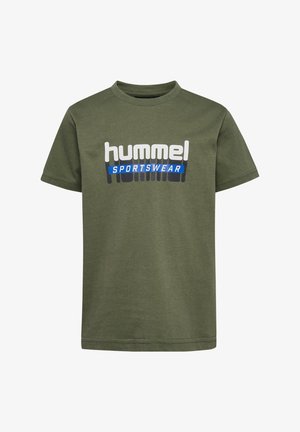 Oliwkowa bawełniana koszulka z okrągłym dekoltem, z białą i niebieską grafiką "hummel SPORTSWEAR" z przodu. Krótkie rękawy, standardowy krój.