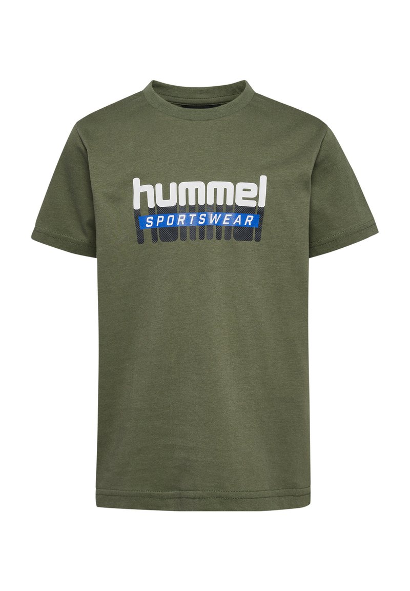 Olivgrön bomulls t-shirt med rund hals, som har en vit och blå "hummel SPORTSWEAR" grafik på framsidan. Korta ärmar, standard passform.