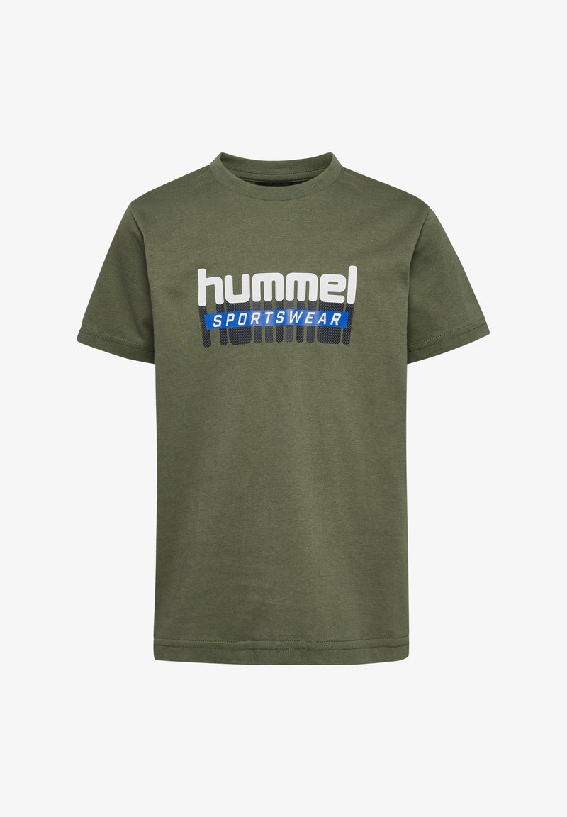 Olivgrünes Baumwoll-T-Shirt mit Rundhalsausschnitt, auf der Vorderseite mit einem weißen und blauen "hummel SPORTSWEAR"-Grafik. Kurze Ärmel, normale Passform.