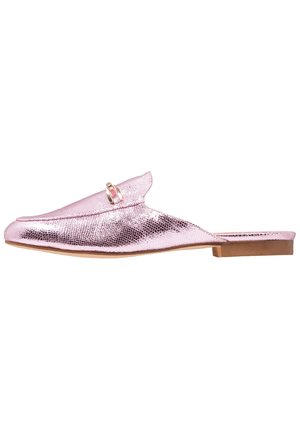 Mocassino slip-on metallizzato rosa con superficie strutturata e dettagli ritagliati. Presenta una piccola fascia dorata e suola piatta beige.