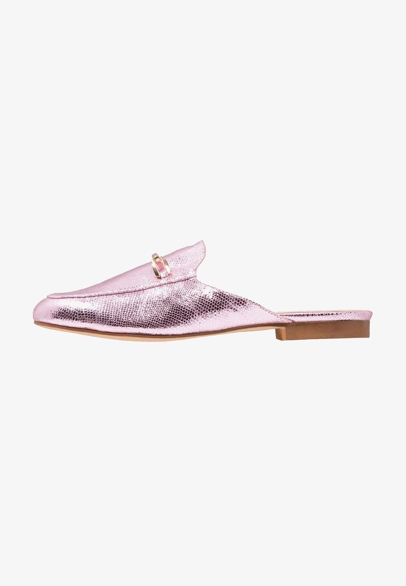 Mocassin à enfiler métallique rose avec surface texturée et détails découpés. Comprend une petite bande d'accent dorée et une semelle plate beige.