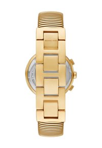 Reloj de pulsera de metal dorado con una correa texturizada de enlaces rectangulares entrelazados y una esfera plateada redonda con marca visible.