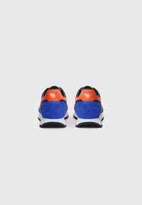 Sneakers med en kombination af sort tekstil og orange, blå og hvide detaljer. Hælen er polstret med en struktureret blå ruskind.