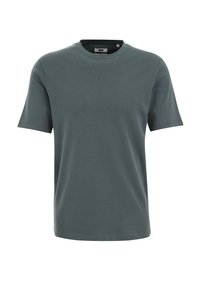 Camiseta de manga corta y cuello redondo en mezcla de algodón en un tono verde azulado apagado, con una textura suave y sin patrones ni acentos. Diseño simple y clásico.