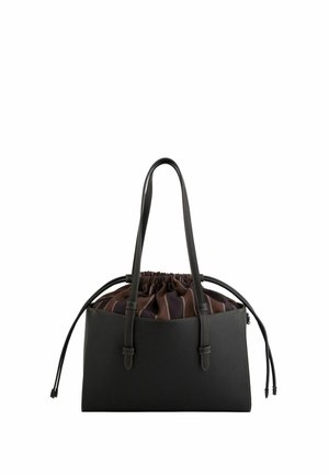 Sac cabas en cuir noir avec doubles poignées et pochette en tissu marron à cordon à l'intérieur, avec des cordons latéraux qui s'étendent vers l'extérieur.