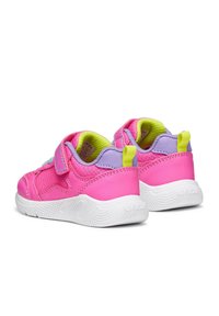Scarpe sportive rosa e viola in mesh e materiali sintetici, con cinturini in Velcro, suole bianche in gomma testurizzata e accenti luminosi.