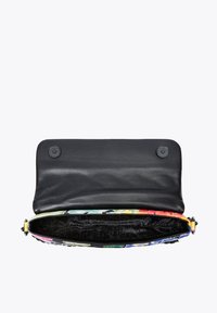 Borsa a tracolla in pelle nera con un interno a fantasia floreale colorata, dotata di chiusura a scatto magnetico e di un ampio scomparto foderato.
