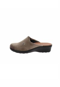 Zoccoli in suede marrone con suola nera curva, caratterizzati da una soletta testurizzata e un logo in metallo sul lato superiore.