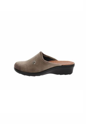 Zoccoli in suede marrone con suola nera curva, caratterizzati da una soletta testurizzata e un logo in metallo sul lato superiore.