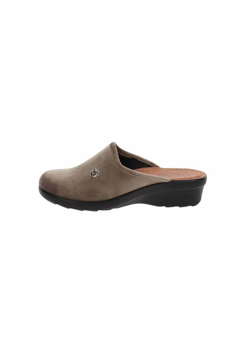 Zoccoli in suede marrone con suola nera curva, caratterizzati da una soletta testurizzata e un logo in metallo sul lato superiore.