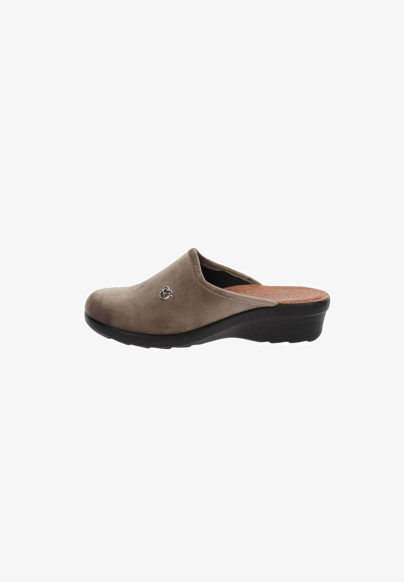 Zuecos marrones de ante sin cordones con una suela negra curvada, que cuentan con una plantilla texturizada y un acento de logo metálico en la parte superior.