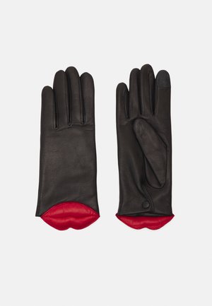 Luvas de couro preto com uma textura suave, forro vermelho e polegar projetado para uso em ecrãs táteis. Cada luva possui cinco dedos.