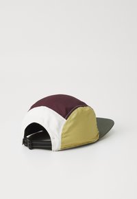 ASICS Casquette - mantle green/dark currant/lemongrass/birch