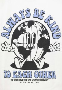 Grafisches T-Shirt mit einem lächelnden Globus-Charakter in schwarzen Umrissen, blauer Schrift und weißem Hintergrund. Enthält Slogans, die zur Freundlichkeit anregen.