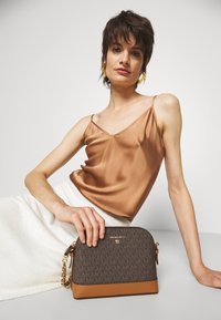 MICHAEL Michael Kors JET CHARM DOME - Taška cez plece - brown/acorn