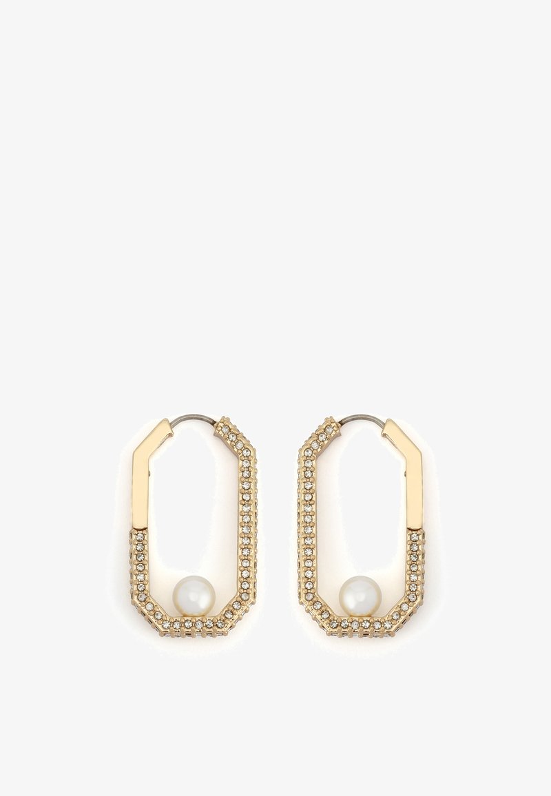 Orecchini color oro con una forma ottagonale geometrica, decorati con pietre di strass trasparenti e un dettaglio centrale di perla bianca.
