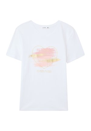 T-shirt bianco in cotone con maniche corte. Presenta una grafica a forma di cuore rosa e oro con il testo "Fai di più delle tue cose preferite" sottostante.