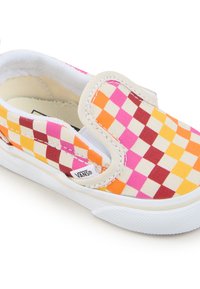 Buty typu slip-on z wzorem w kratkę w różowe, pomarańczowe i żółte kwadraty, wykonane z płótna z białą gumową podeszwą i wykończeniem.