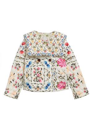 Μπουφάν με φαρδιά γιακά, διακοσμημένο με λουλουδένια και βοτανικά μοτίβα σε ροζ, μπλε, κίτρινο και πράσινο σε εκρού φόντο.