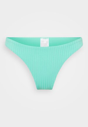 Bas de bikini côtelé vert menthe avec une taille basse, présentant une texture lisse et un design minimaliste. Étiquette d'entretien attachée à l'intérieur.
