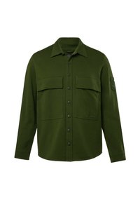 Groene blouse van gladde stof. Heeft twee borstzakken, een puntige kraag en een patch op de linker mouw.