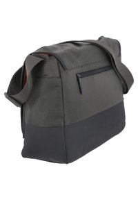 Groene en zwarte messenger bag gemaakt van duurzaam materiaal, met een ritsvak, verstelbare schouderriem en een rechthoekige vorm met een gladde textuur.