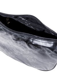 Bolsa de cosméticos de patrón de mármol negro hecha de material suave, con cierre de cremallera y un bolsillo interior para organización.