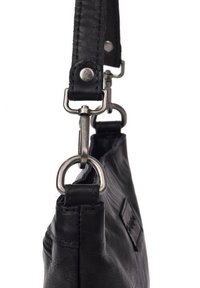 Bolso de mano de piel negra con una textura suave, con un accesorio de sujeción de metal y detalles metálicos. Diseño compacto con un cierre lateral.
