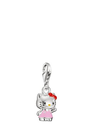 Zilveren kattenbedel met een rode strik en een roze jurk bevestigd aan een karabijnsluiting voor sieraden of accessoires.