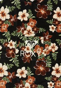 Stof met bloemmotief met grote hibiscus bloemen in crème, roest en groen op een zwarte achtergrond; voorzien van een witte Roxy-logo patch.