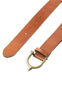 Ζώνη από ταμπά δέρμα με ίσιες άκρες, εμφανές ράψιμο και πολλαπλές οπές ρύθμισης. Διαθέτει αγκράφα από ορείχαλκο με μοναδικό σχήμα.