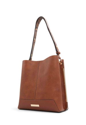 Borsa tote in pelle marrone con superficie testurizzata e tracolla regolabile con motivo, caratterizzata da una piccola targhetta dorata sul davanti.